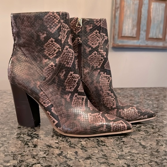 JLO dorindah faux snakeskin boots 8M NWT - Picture 1 of 11